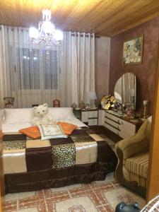 ein Schlafzimmer mit einem Teddybär auf einem Bett in der Unterkunft Sisi casa vacanze in Shkodra