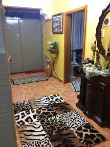 Zimmer mit einem Zebrateppich auf dem Boden in der Unterkunft Sisi casa vacanze in Shkodra