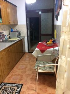 eine Küche mit einem Tisch und Stühlen im Zimmer in der Unterkunft Sisi casa vacanze in Shkodra