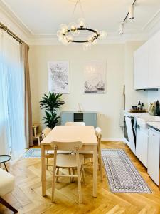a kitchen and dining room with a table and chairs at Ultracentral Lux Boutique 1BR Ap Near Subway in Bucharest