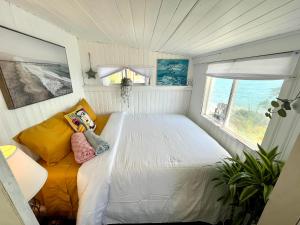 Habitación pequeña con cama y ventana en Inn the Cedars, en Meaford