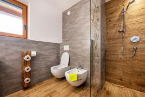 ein Bad mit einem WC und einer Dusche in der Unterkunft Forchnerhof Apt 3 in Terenten