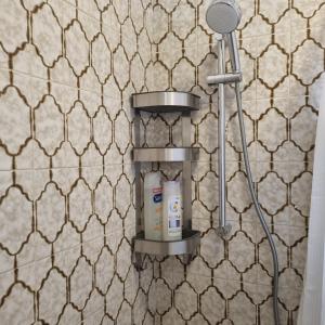 estante en la pared del baño con ducha en Nelinha by Rosado, en Luz