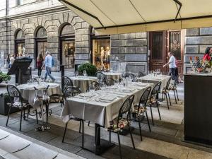 A restaurant or other place to eat at Palace Suite
