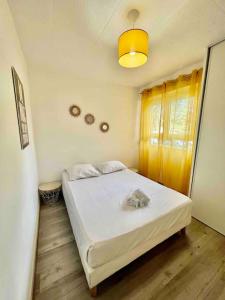 ein Schlafzimmer mit einem weißen Bett in einem Zimmer in der Unterkunft Le Genevois - Parking gratuit in Annemasse