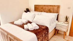 um quarto com uma cama com duas toalhas em Cozy Charming Bungalow BRAND NEW em Preston