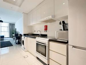 Kuchyň nebo kuchyňský kout v ubytování Trophy - Urban Serenity Suite