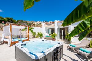 una bañera de hidromasaje en el patio de una villa en Haciendas Village Tenerife, en Adeje