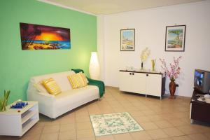 sala de estar con sofá y TV en Casa Tonia, en Praiano