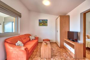 Televízia a/alebo spoločenská miestnosť v ubytovaní Teuta Apartments - a beach and a sea view