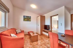 Posedenie v ubytovaní Teuta Apartments - a beach and a sea view
