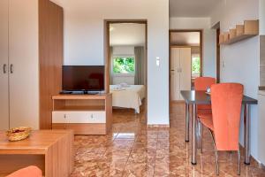 Televízia a/alebo spoločenská miestnosť v ubytovaní Teuta Apartments - a beach and a sea view