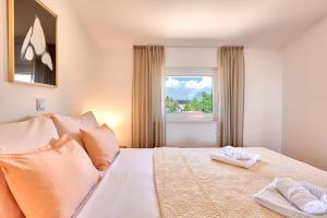 Posteľ alebo postele v izbe v ubytovaní Teuta Apartments - a beach and a sea view + 37 fotografií