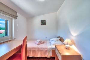 Posteľ alebo postele v izbe v ubytovaní Teuta Apartments - a beach and a sea view