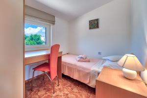 Posteľ alebo postele v izbe v ubytovaní Teuta Apartments - a beach and a sea view