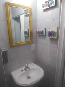 Phòng tắm tại Recámara comodísima y pequeña