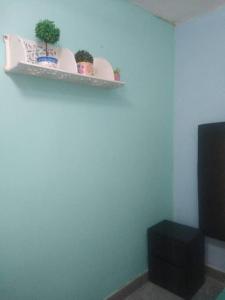 Televízia a/alebo spoločenská miestnosť v ubytovaní Recámara comodísima y pequeña