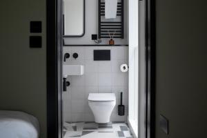 baño con aseo blanco en una habitación en Bob W Tower Hill Studios en Londres