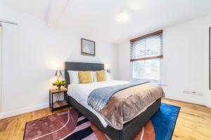 a bedroom with a bed and a window at Hub townhouse in London