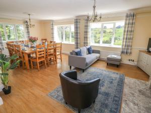 sala de estar con mesa y sofá en Hillside Lodge en Llandrindod Wells