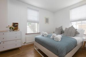 1 dormitorio con 1 cama con toallas en Floyd's en St Ives