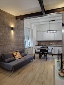 Una sala de estar con un sofá y un piano. en Ca' da Bianca, en Lavagna