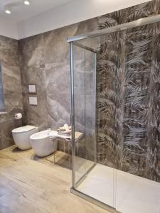 Un baño con ducha de cristal y un inodoro. en Ca' da Bianca, en Lavagna 9 fotos más