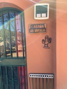 un bâtiment avec un panneau indiquant notre consulat dans l'établissement Cabaña Los Girasoles Cachi Salta, à Cachí