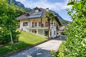 una vista exterior de una casa con montañas en el fondo en Annenhof Apt Schwalbenglück, en Caldaro