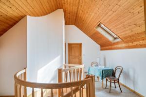 Habitación con mesa y techo de madera. en Annenhof Apt Schwalbenglück, en Caldaro 15 fotos más