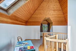 comedor con mesa y techo de madera en Annenhof Apt Schwalbenglück, en Caldaro