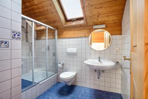Un baño con inodoro, lavabo y ducha. en Annenhof Apt Schwalbenglück, en Caldaro