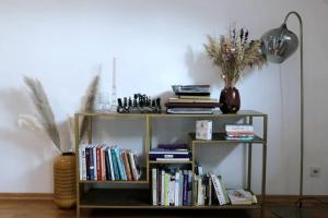 una estantería llena de libros junto a una lámpara en Charming home away: close to Dusseldorf Messe, en Düsseldorf