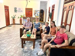 eine Gruppe von Personen, die in einem Zimmer auf Stühlen sitzen in der Unterkunft Anoo Garden Villa in Trincomalee