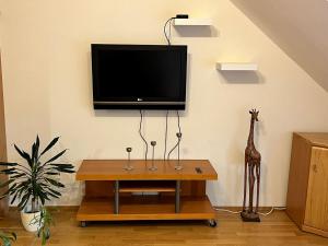 a living room with a tv on a wall at Charmantes Appartement - München in Munich