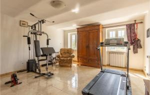 Zimmer mit einem Fitnessraum mit Laufband und Stuhl in der Unterkunft 5 Bedroom Gorgeous Home In Podenzana in Podenzana
