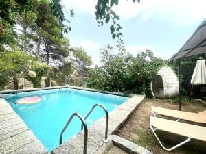 una piscina con un juguete rosa. en Casa Fidelina IV Miraflores de la Sierra en Miraflores de la Sierra