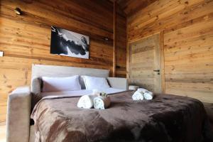 a bedroom with a bed with two stuffed animals on it at Chalet Niyama in Font-Romeu-Odeillo-Via