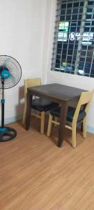 einen Holztisch und Stühle in einem Zimmer mit Fenster in der Unterkunft Perfect for Couples Room in Cebu City