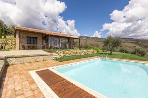 - une piscine en face d'une maison dans l'établissement Di Colle In Colle - Country House with Private Pool, à Tuoro sul Trasimeno