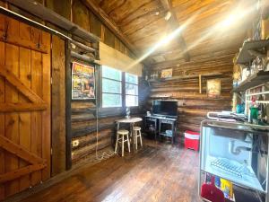 a room with a desk in a wooden cabin at Casa Fidelina IV Miraflores de la Sierra in Miraflores de la Sierra