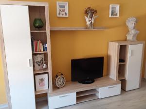 Telewizja i/lub zestaw kina domowego w obiekcie Piso turístico en el centro de Benavente