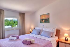 Posteľ alebo postele v izbe v ubytovaní Teuta Apartments - a beach and a sea view