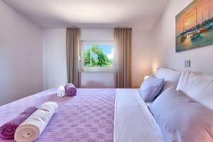 Posteľ alebo postele v izbe v ubytovaní Teuta Apartments - a beach and a sea view