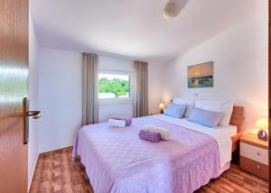 Posteľ alebo postele v izbe v ubytovaní Teuta Apartments - a beach and a sea view