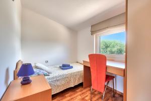 Posteľ alebo postele v izbe v ubytovaní Teuta Apartments - a beach and a sea view
