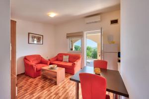 Posedenie v ubytovaní Teuta Apartments - a beach and a sea view