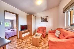 Televízia a/alebo spoločenská miestnosť v ubytovaní Teuta Apartments - a beach and a sea view