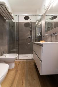 La salle de bains est pourvue d'une douche, d'un lavabo et de toilettes. dans l'établissement Castelli del Chianti, à Gaiole in Chianti