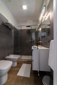 基安蒂蓋奧勒的住宿－Castelli del Chianti，带淋浴、卫生间和盥洗盆的浴室